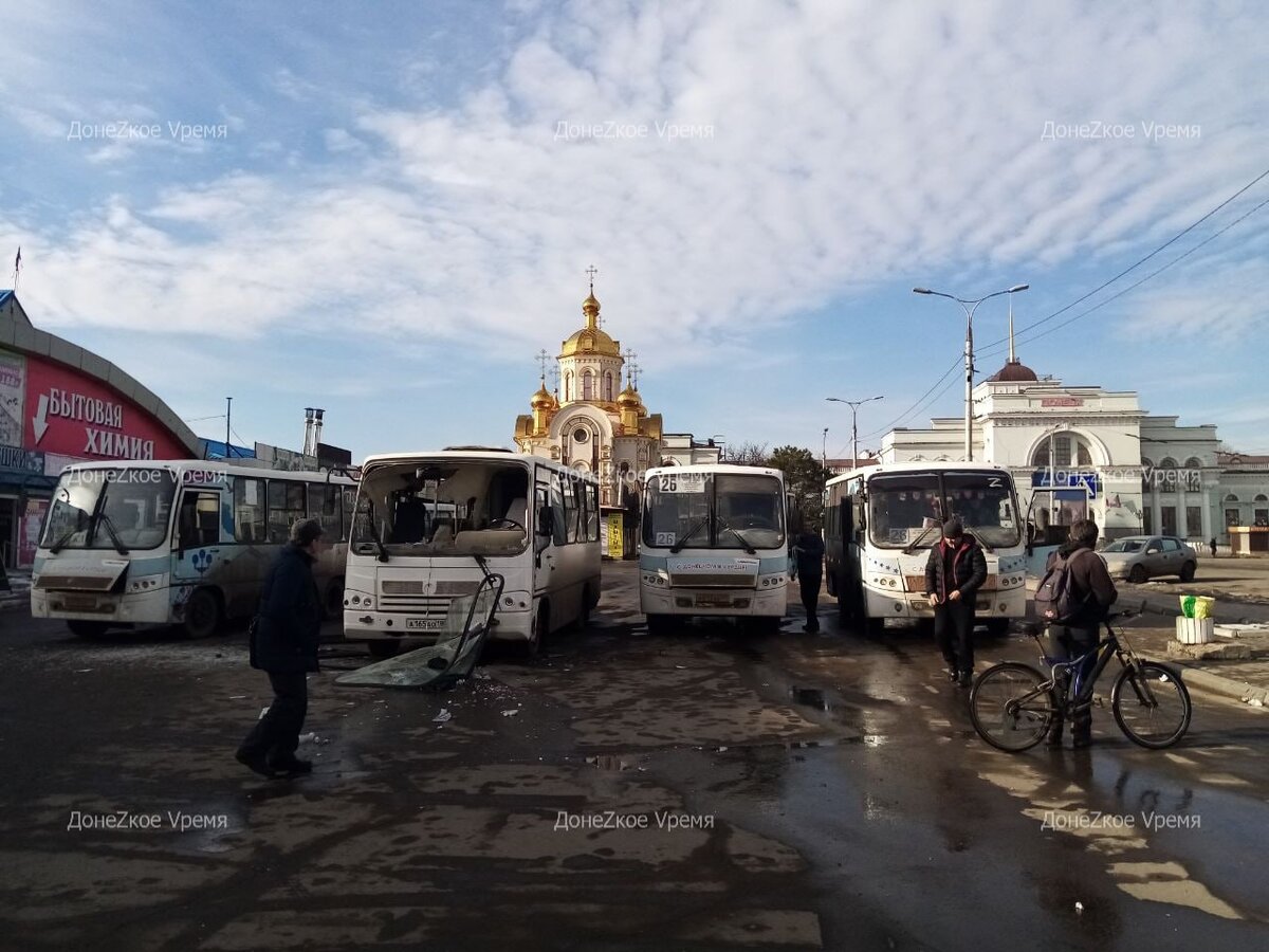 Сегодня около двух часов дня водителя автобуса № 70 в Донецке атаковал вражеский беспилотник. Маршрутное такси в это время находилось на площади Привокзальной в Киевском районе Донецка.-10