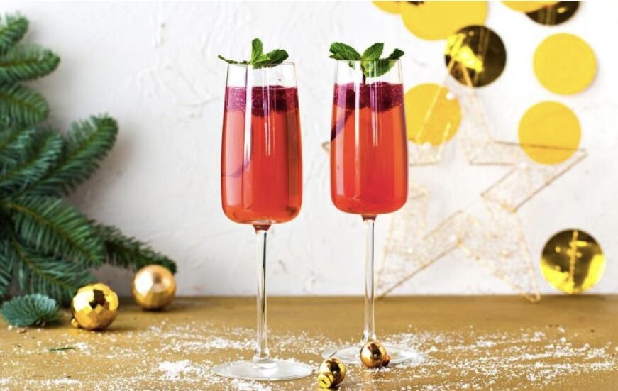 после двух шампанского. польза шампанского. с чем пьют шампанское полусладкое. игристое вино пузырьки лето обед. шампанское полезно для здоровья.