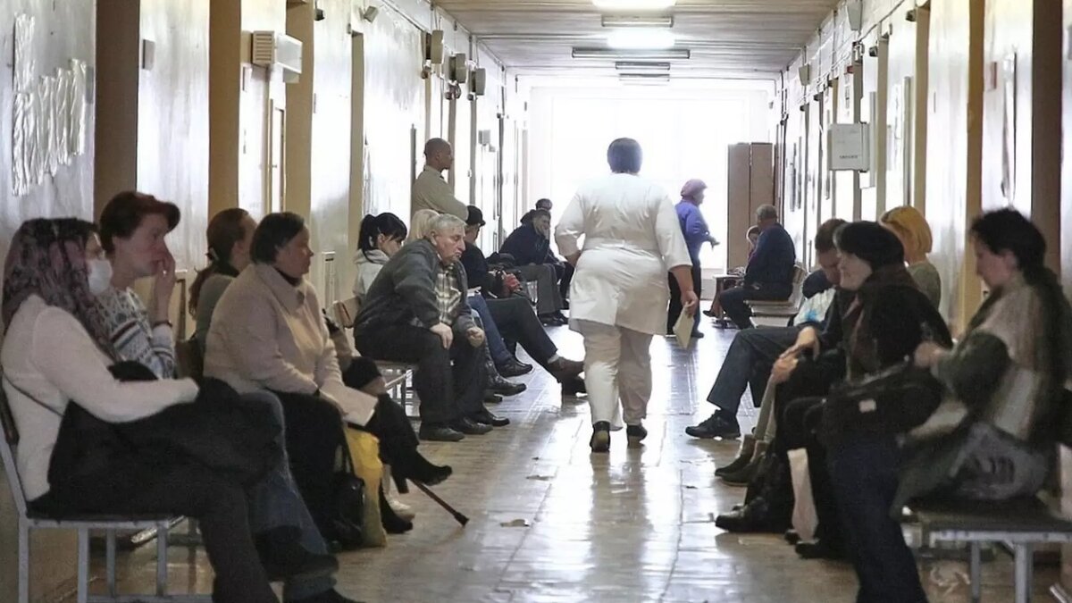     Ситуация с дефицитом врачей в первичном звене достигла критических величин. Как показал опрос, проведенный Народным фронтом среди 17 тысяч пациентов, наиболее критичные специальности — невролог, эндокринолог, терапевт. Ожидание очереди к ним превышает 2 недели и доходит до месяца.