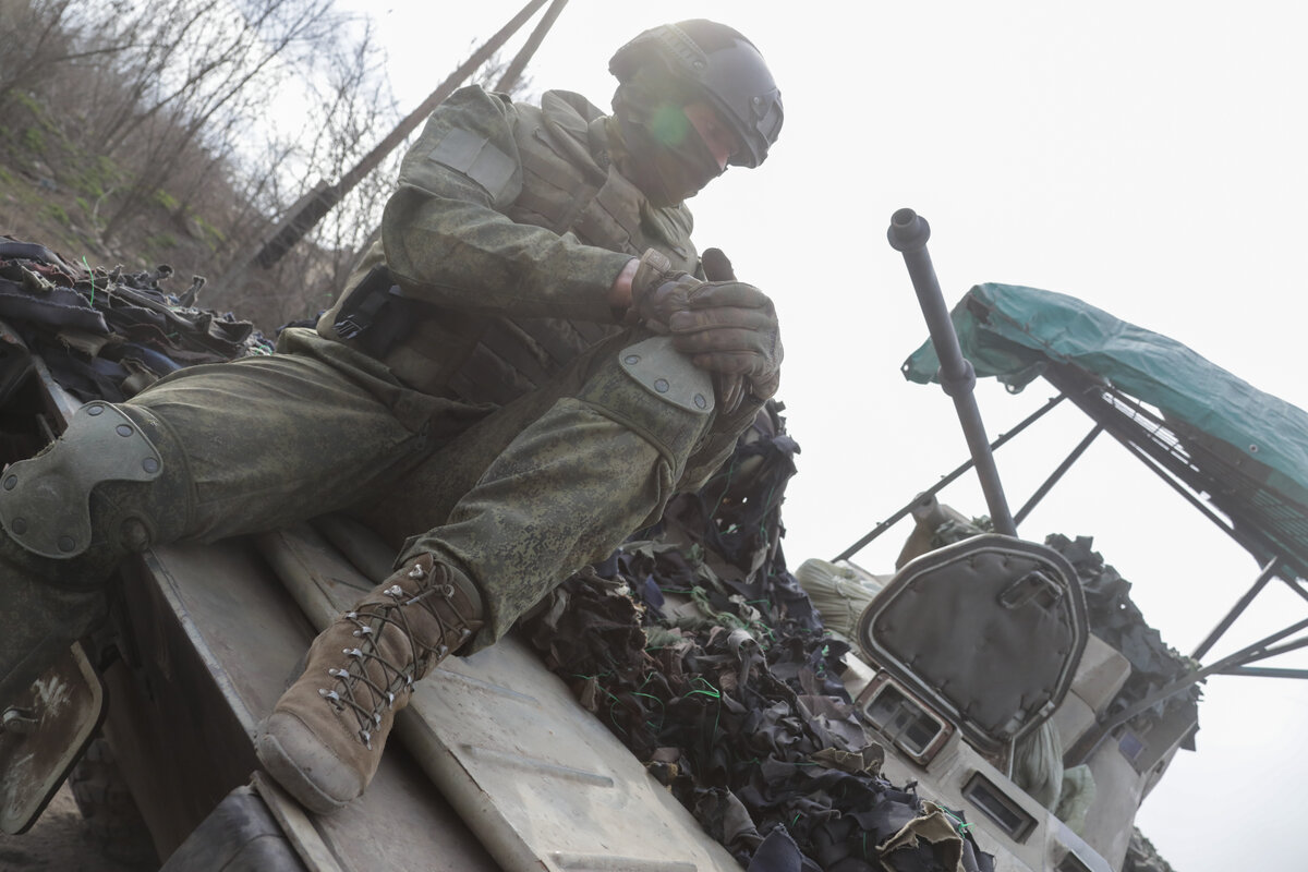    Парни на фронте больше года, и опасения близких понятны. Фото: © Tsitsagi Nikita news.ru/Globallookpress