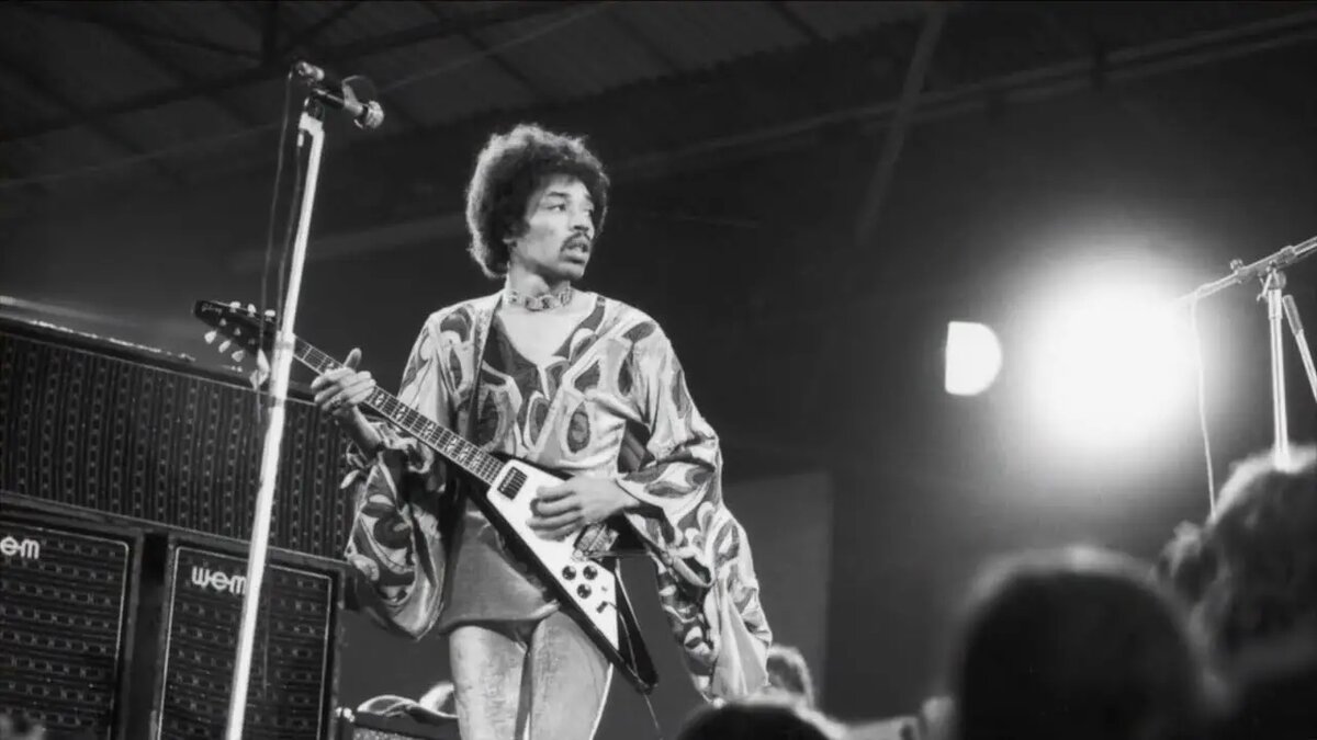 Flying rock. Левитирующие камни. Парящие острова. Летающий остров на прозрачном фоне. Небо и скалы.