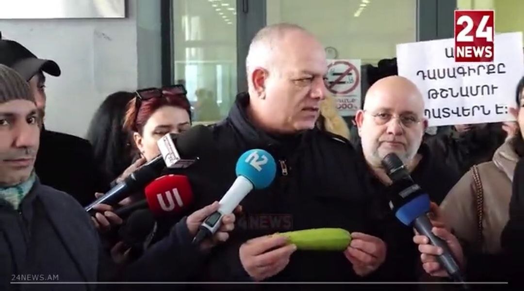 Гнев. Картины для детей эмоция злость. Гнев уйди. Мозг кипит. Девушка кричит.