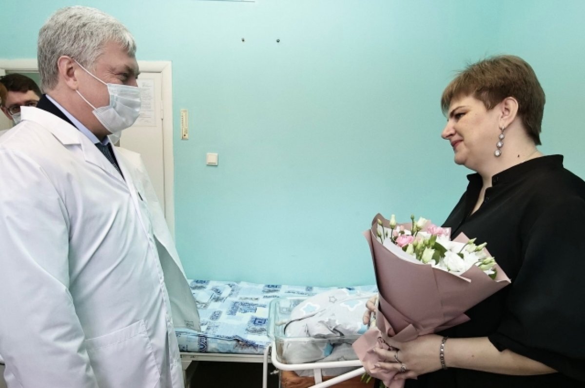    Русских поздравил семью, переехавшую из Харькова, с рождением 12-го ребёнка