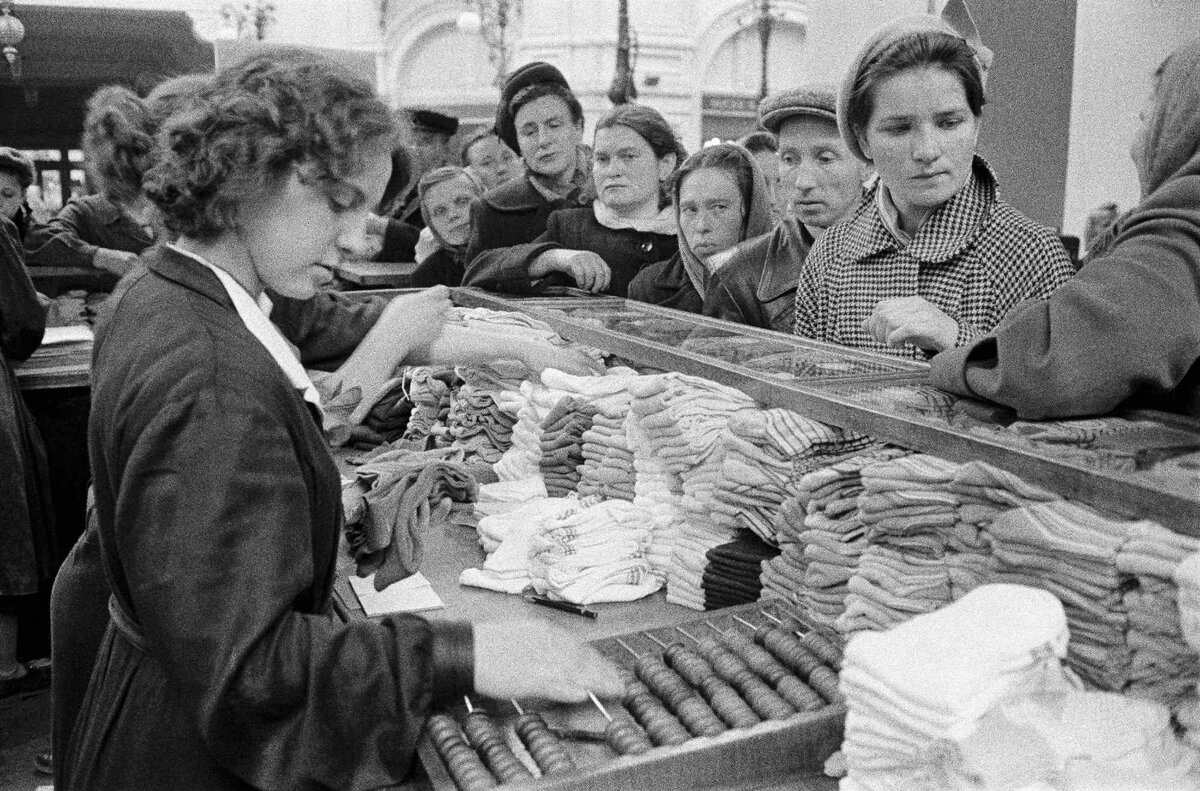 Коршилова универмаг москва биография. 1984 Год ГУМ очереди. ГУМ ретро фото сотрудников. ГУМ Москва сейчас. 1984 Год джинсы в Москве очереди ГУМ.