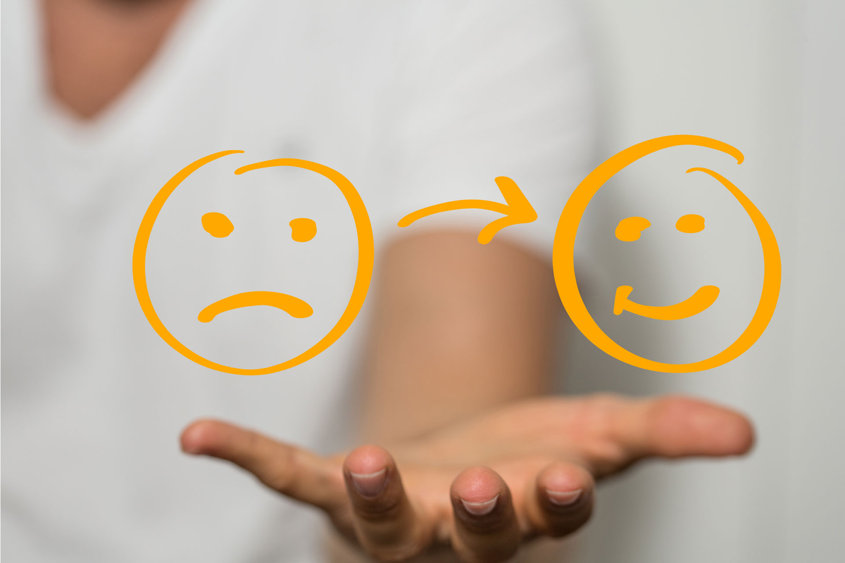 Самоконтроль и успех. Спокойствие в стрессовой ситуации. Самоконтроль и успех. Волевой человек. Бизнесмен на природе.