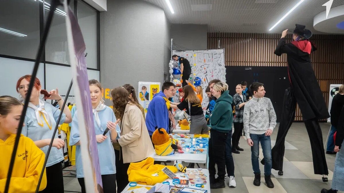 старшая вожатая в школе