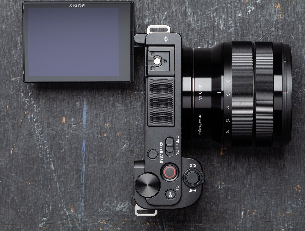    Экран Sony ZV-E10 крутится в любых направлениях. Источник: dpreview.com