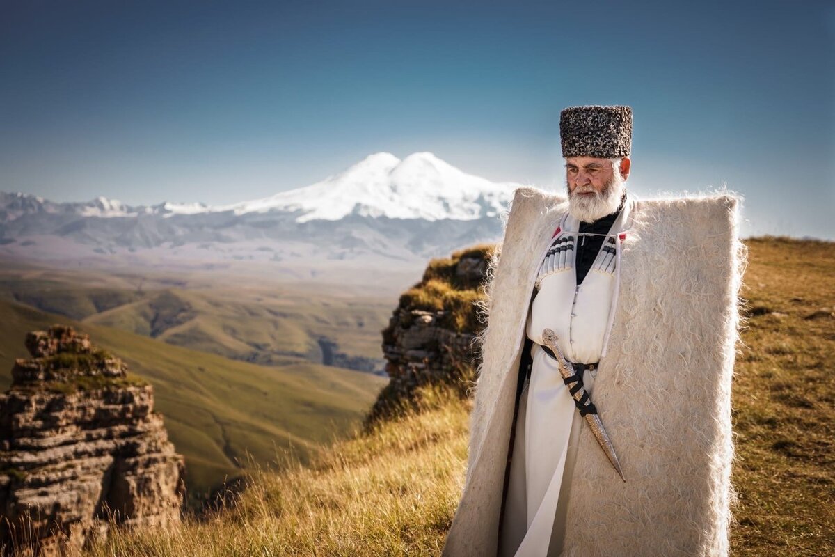 Папаха Горцев Дагестана. Джигиты Северной Осетии. Горец джигит воин. Кабардинская бурка.