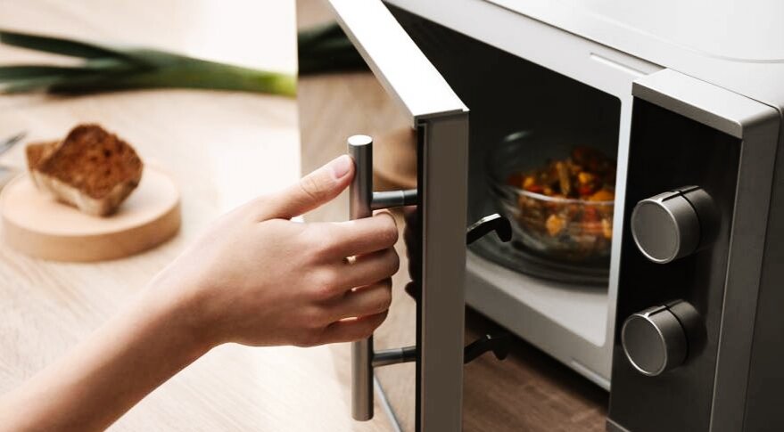 микроволновка мультяшная. доклад про микроволновку. девушка с микроволновкой. микроволновка разогревает. чистка микроволновой печи.