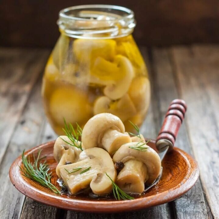 Шампиньоны с рожками. Маринованные шампиньоны без уксуса. Маринованные шампиньоны. Что приготовить с маринованными шампиньонами. Салат с фасолью и грибами.