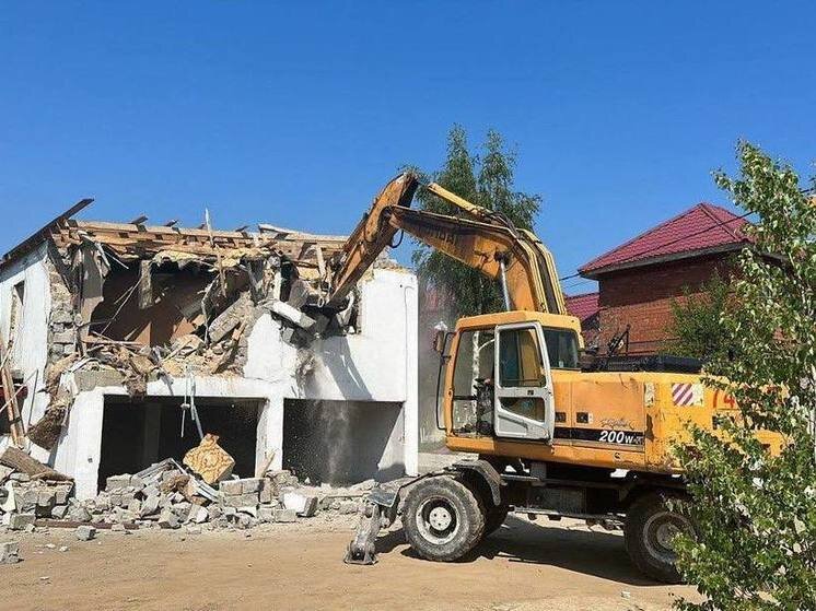 Снос самовольно возведенных строений. Незаконные постройки. Демонтаж самовольной постройки. Демонтаж зданий. Самострой.