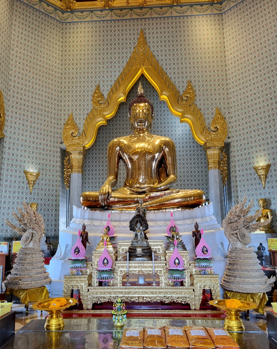 Золотая статуя Будды. Фото автора статьи.