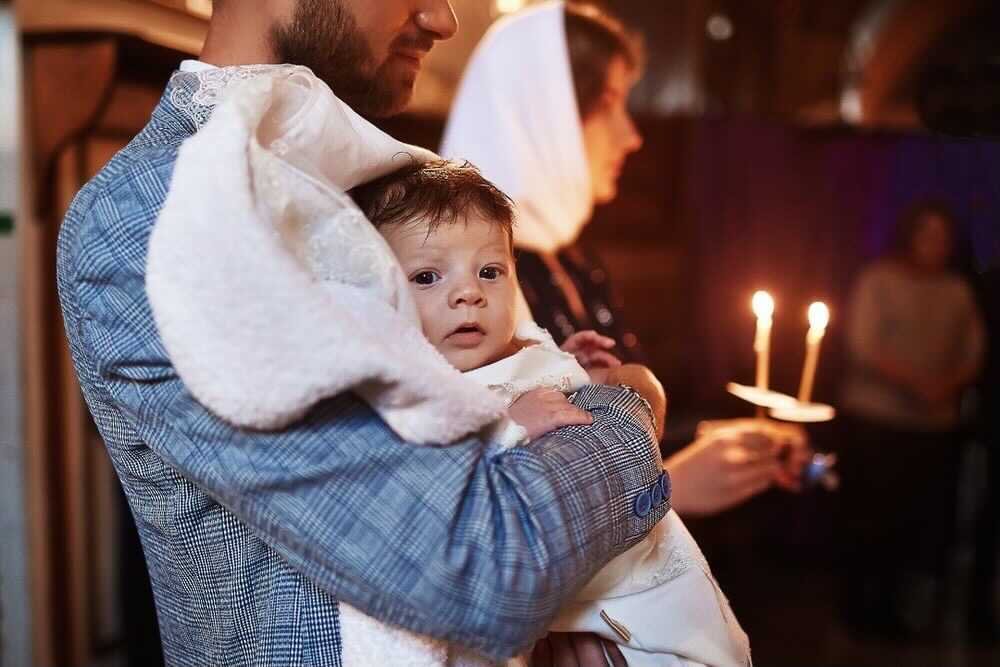 Что делает крестная во время крещения. Крестные родители. Про крестных родителей. Крестные родители фото. Крестный папа Церковь крещение.