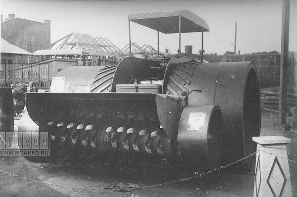 Почвофреза Lanz на сельскохозяйственной выставке в Москве в августе 1923 г. Эта машина СССР не закупалась. Фото РГАКФД.