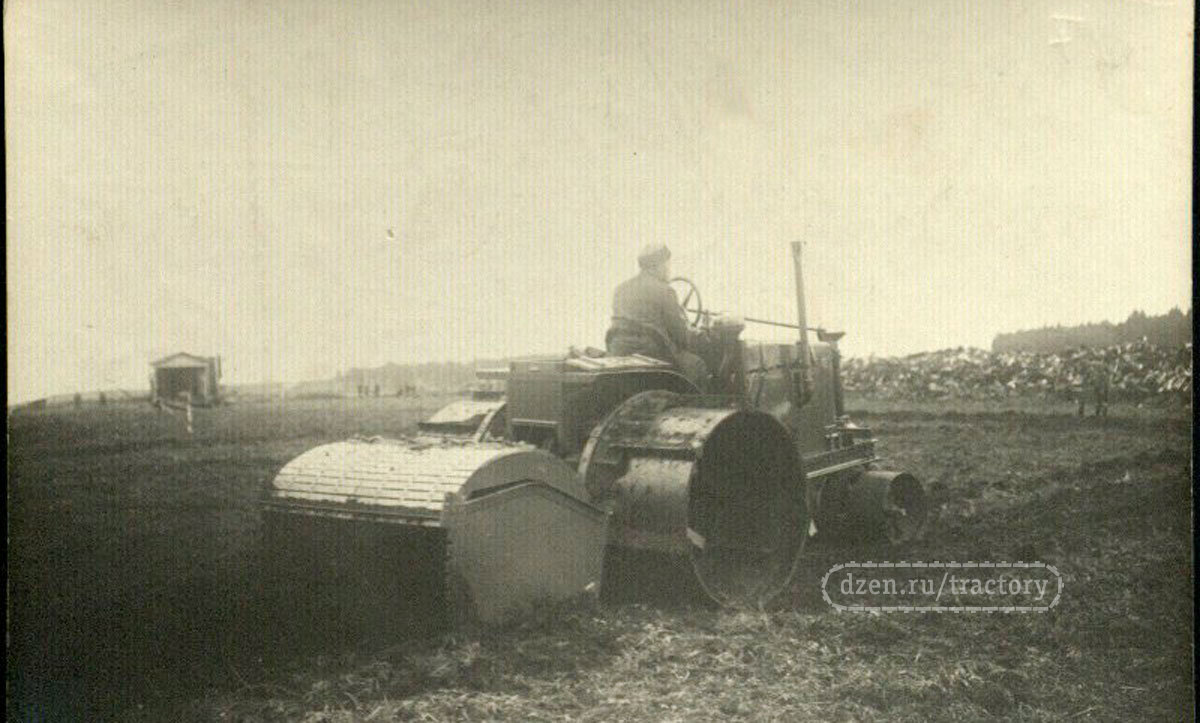 Увидев на старых советских фото этот агрегат, неопытный краевед может впасть в ступор. А зря. Это эксплуатировавшаяся в СССР почвофреза Siemens Großfräse G4. На этом снимке она работает на Калининской опытной торфяной станции. Начало 1930-х гг.