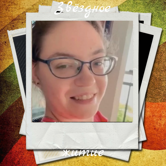 девочка пишет буквы. девочка сидит на горшке. девушка писает на асфальт. не может писать девочка. дети в туалете.