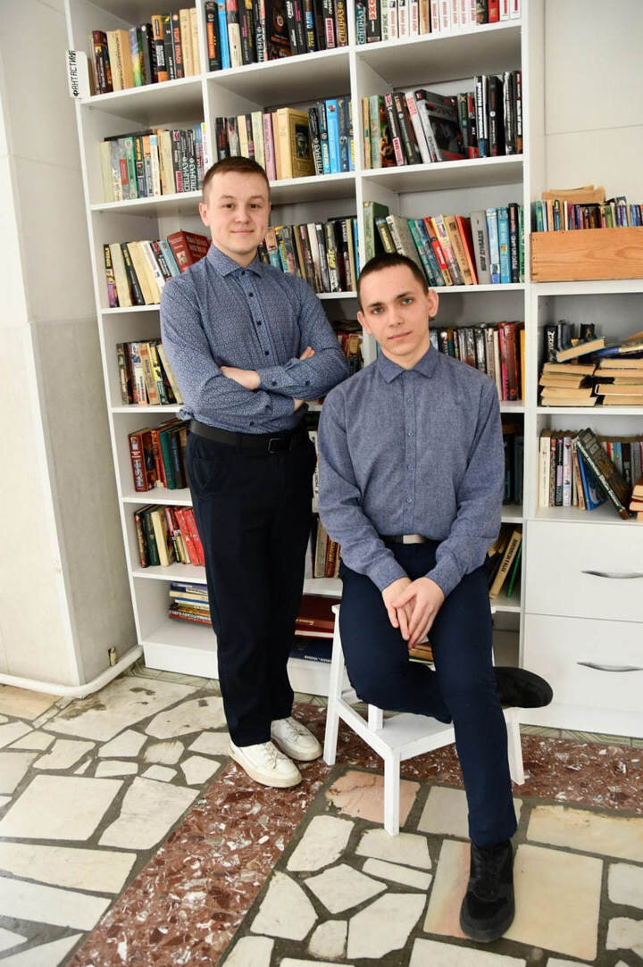 школьная учительница. фотосессия учителя с учениками. учитель классный руководитель. профессиональный учитель. первые профессиональные педагоги.