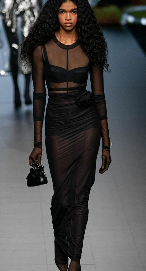 Алла костромичева на подиуме. Прозрачное дефиле. Алла костромичева в нижнем белье. Показ мод нижнего белья. Прозрачное дефиле.