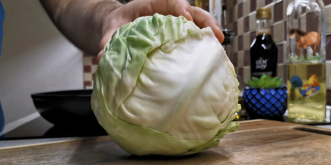 Такую капусту едим кочанами, вкуснота - не оторваться. Секрет в китайской заправке