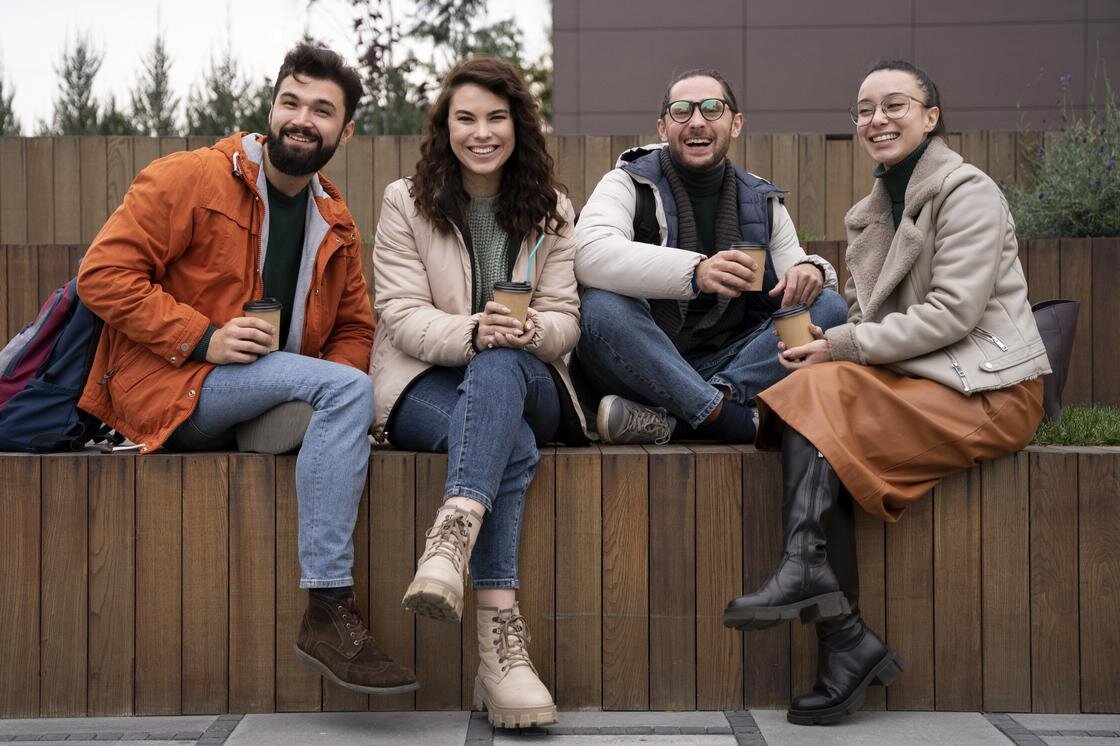 Люди веселятся. Человек на фоне. Friends company. Компания друзей. Friends company.