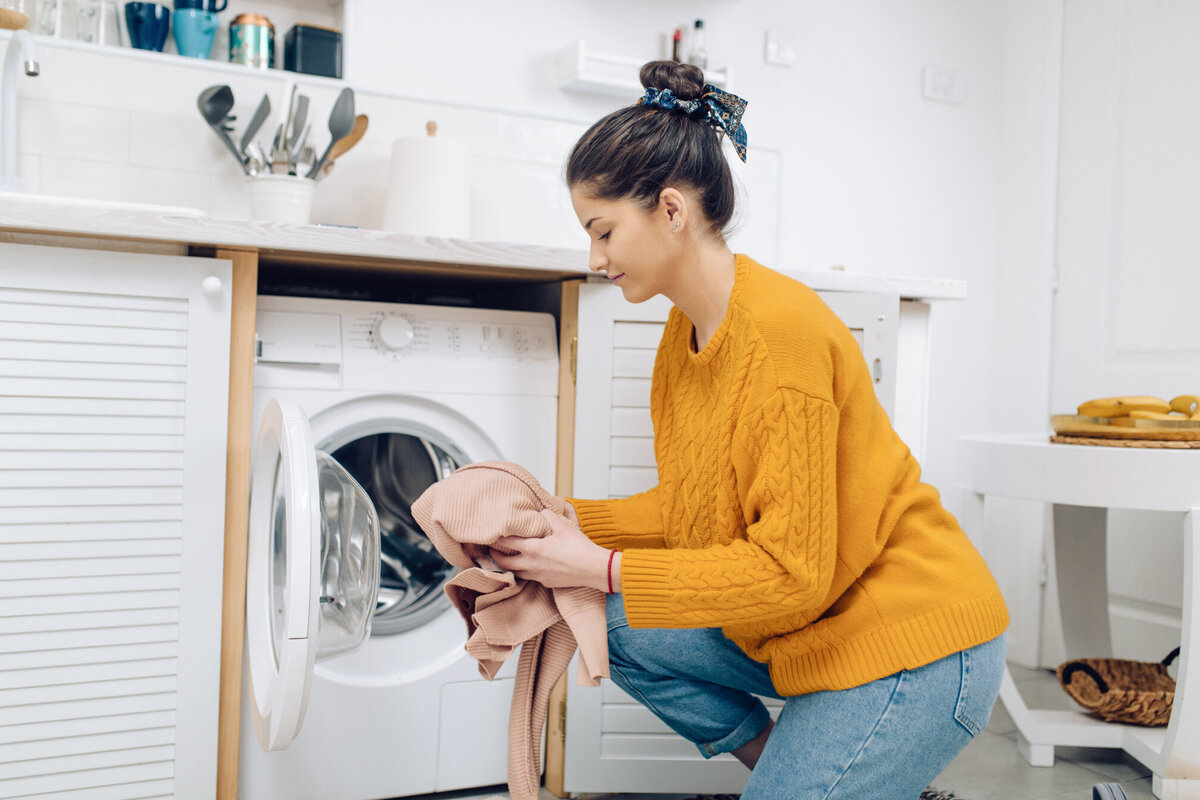     Надо ли выворачивать одежду перед стиркой: все за и против