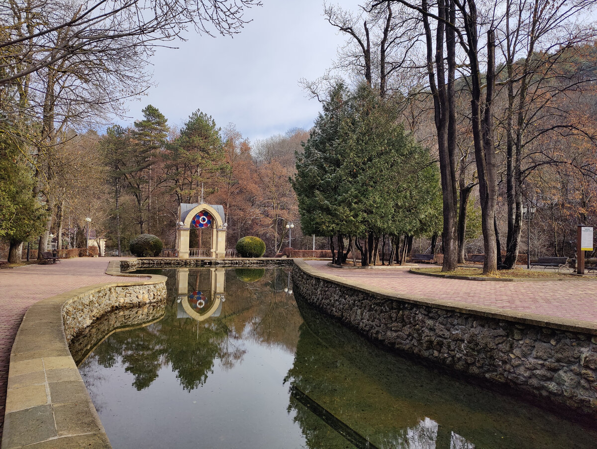 Зеркальный пруд и Стеклянная струя в Нижнем парке
