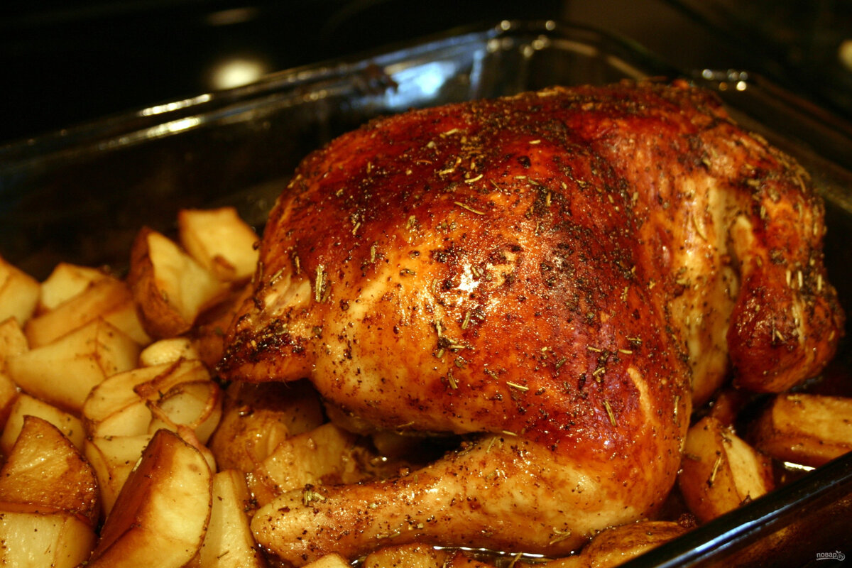 Курица в духовке. Жареная курица в духовке. Курица с картошкой в духовке. Крочка запечённая в духовке.