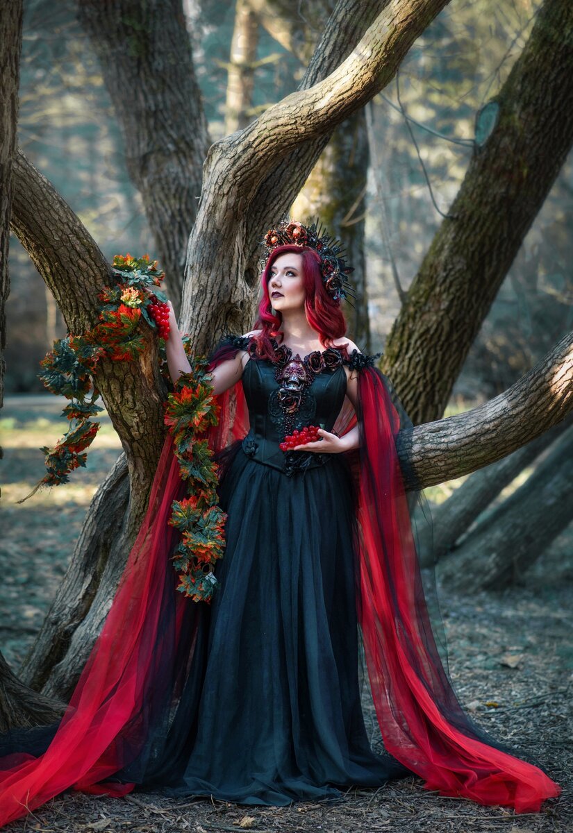 Актриса снялась в образе афины. Характеристика бога исида. Бог гор бог чего. Исида богиня чего. Доклад о боге египта исида.