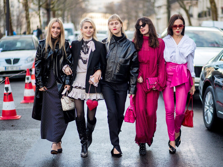 выбор стиля. девушка в куче одежды. гардероб девушки. плюсы следования моде. выбора стиля.