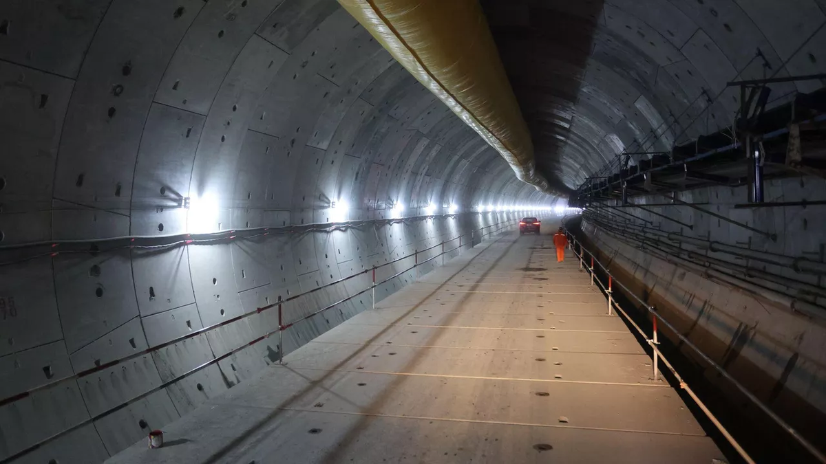 Рабочие прокладывают тоннель 500 метров ежедневно. Грузовик переноситпартию щебня. Рабочие прокладывают тоннель 500 метров ежедневно. Рабочие прокладывают тоннель 500 метров ежедневно. Рабочие прокладывают тоннель.