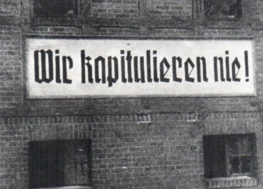 Фарсиго. Kapitulieren Nein надпись. Нихт капитулирен. Вир капитулирен нихт фото. Nicht kapitulieren плакат.