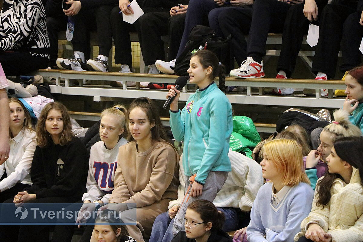 Семь волейболисты и тренер. Волейболистки. Наталья фролова волейбол. Анна лазарева волейболистка. Монталво уралочка.