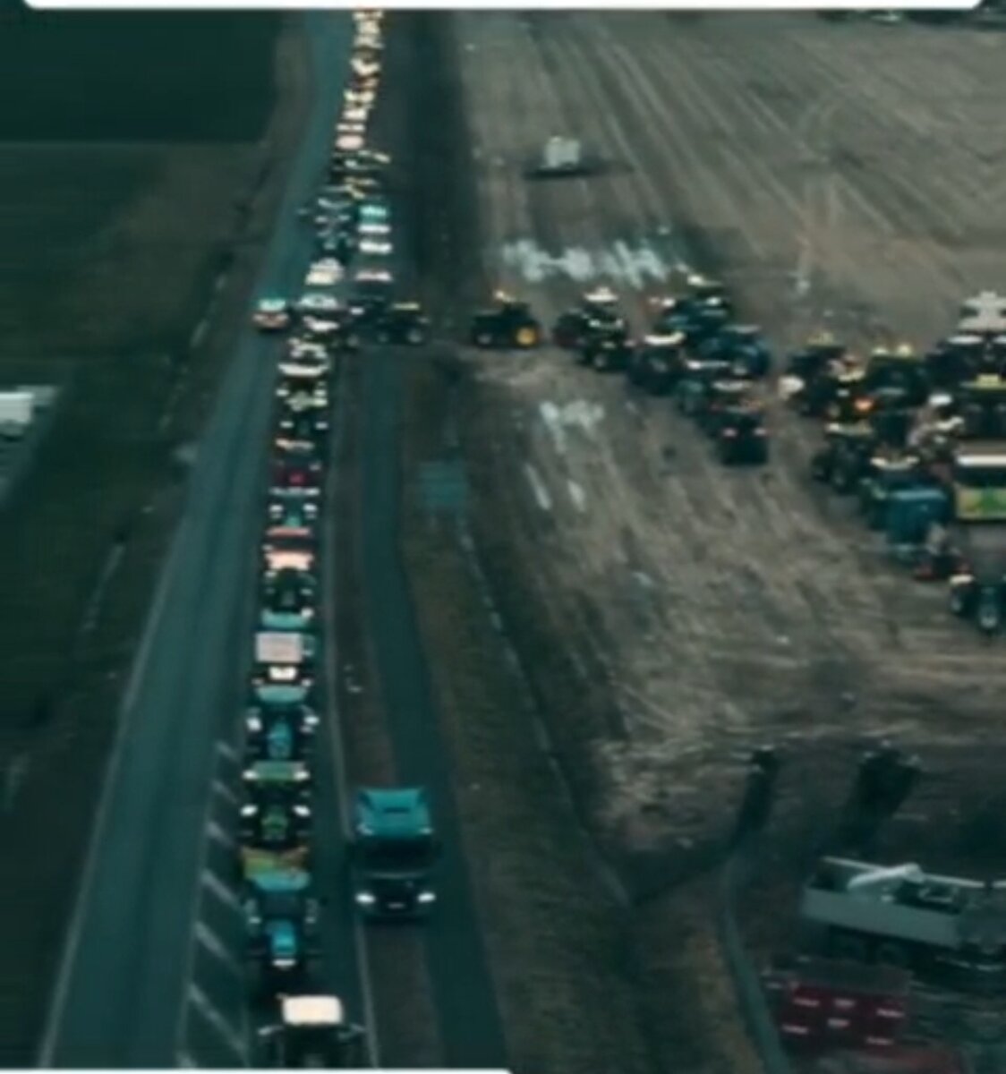 2 тракторные бригады вспахали вместе 762 га поля 1 бригада работала. математика номер 1080. 2 тракторные бригады. первоцелинники на алтае 1954 год. малаешты тракторная бригада.