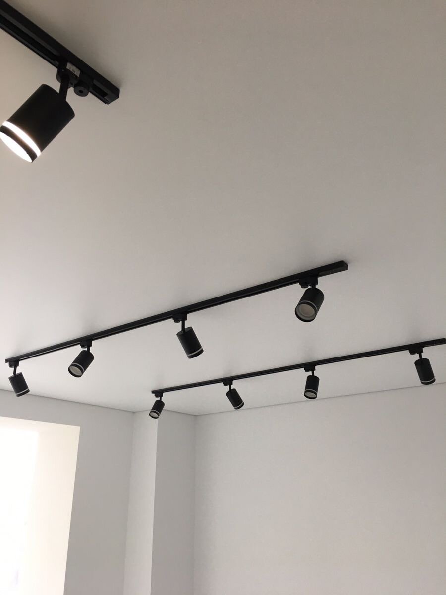 Гостиная с двойным светом. Интерьер дома с высокими потолками. Гостиная со вторым светом. Потолок с трековыми светильниками. Освеще 2 ая.