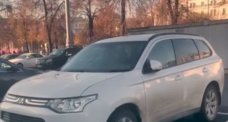 Тот самый запертый внедорожник с котом
