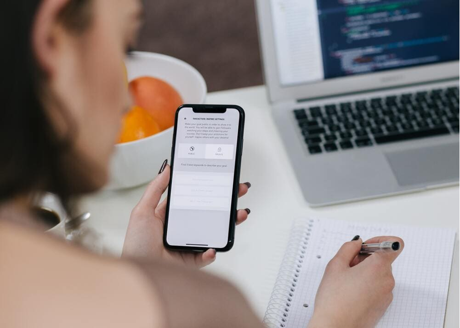 Самозанятый на двух работах. Самозанятый на двух работах. Профессия фрилансер. Мужчина с бумагами. Самозанятые фото.