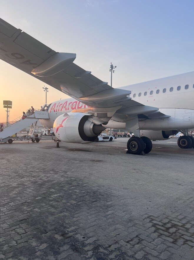 Билет до праги. Перелет с пересадкой. Авиабилеты с несколькими пересадками. Авиа пересадка. Азур эйр нормы багажа.