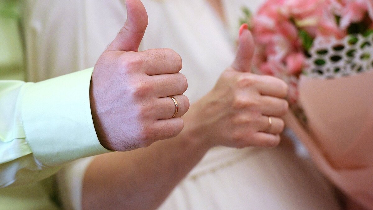 Замуж за иностранца. Невеста сбежала со свадьбы. Ушла девушка и выходит замуж. Девушка в свадебном платье убегает. Современные мужчина и женщина.