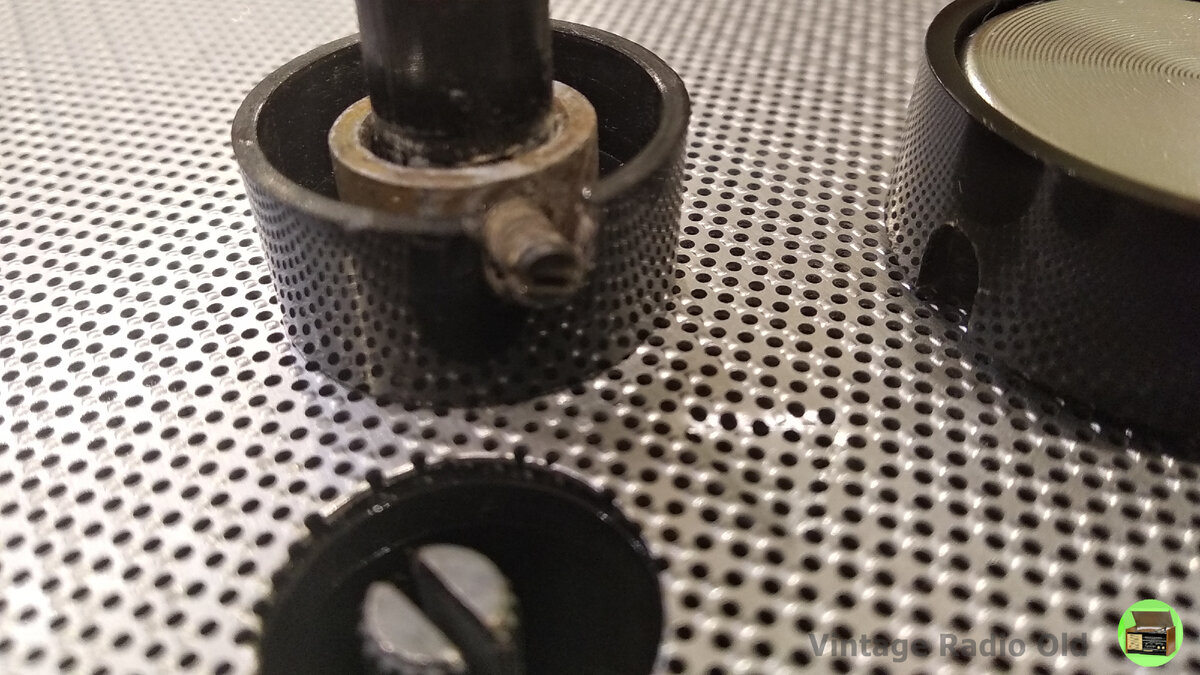 Короткая ось у заменённого переменного резистора приемника VEF-201