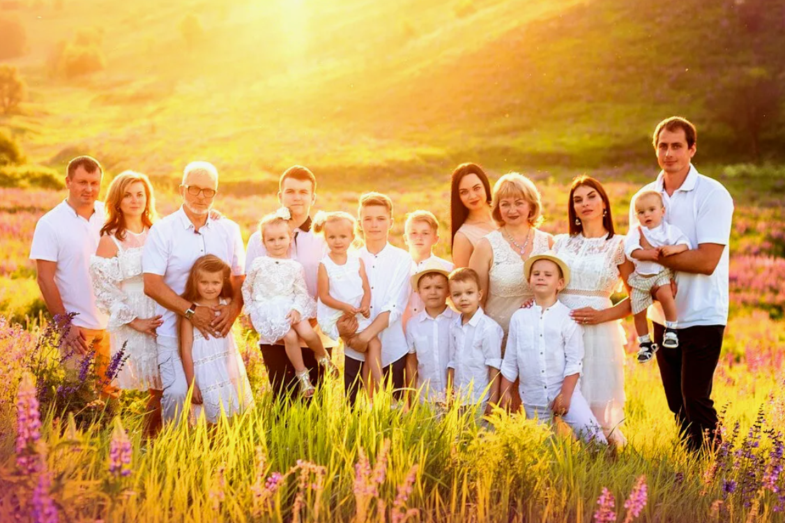 Семья много или мало. Большая семья. Фотография семьи. Счастливая многодетная семья. Фотосессия большой семьи.