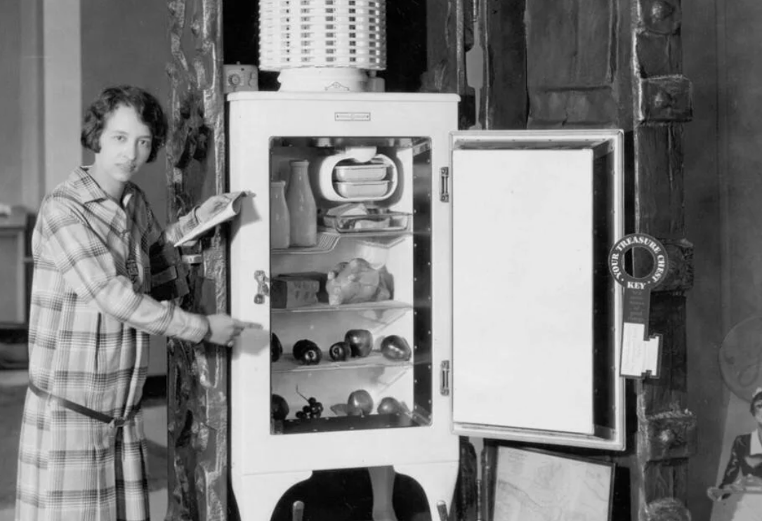 Когда изобрели 1 холодильник. Первый холодильник General Electric 1911. Кристиан Стинструп холодильник.