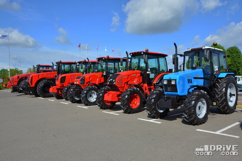 Цветовая и дизайнерская гамма из 2022 года - выставка к 75-летию МТЗ перед проходной