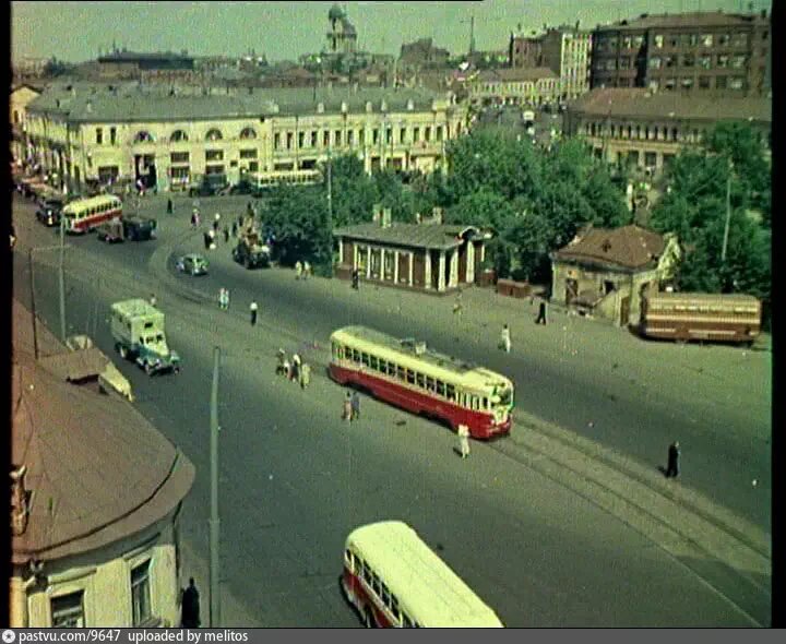  Вид Таганской площади с угла Гончарной улицы, 1954 – 1955 г. Здание в левом нижнем углу скоро снесут. Торговые ряды поставлены на госохрану в 1953г., но это не помешает властям срыть их в начале 1960-х. Чудный домик на краю сквера разваливается. За зеленью не видно старого водоразборного фонтана. Здания в правом верхнем углу фотографии сохранились, в том числе и дома по нечётной стороне Таганской улице. Источник: киносюжет.