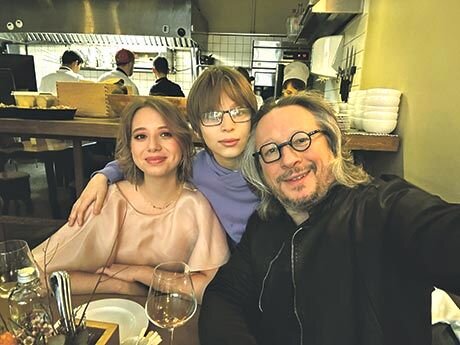 Тимур Ведерников с семьёй