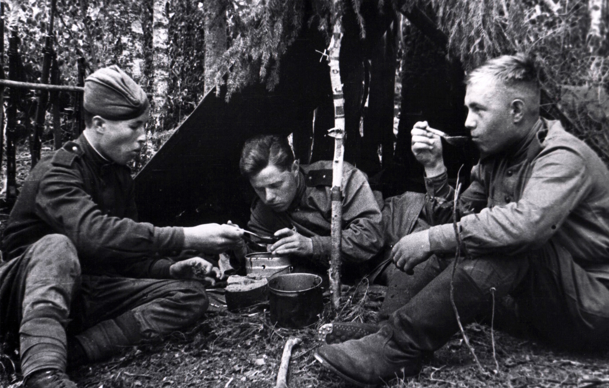 Военные картины. Солдаты на привале. Привал уставшего войска. Советский солдат живопись. Привал уставшего войска.
