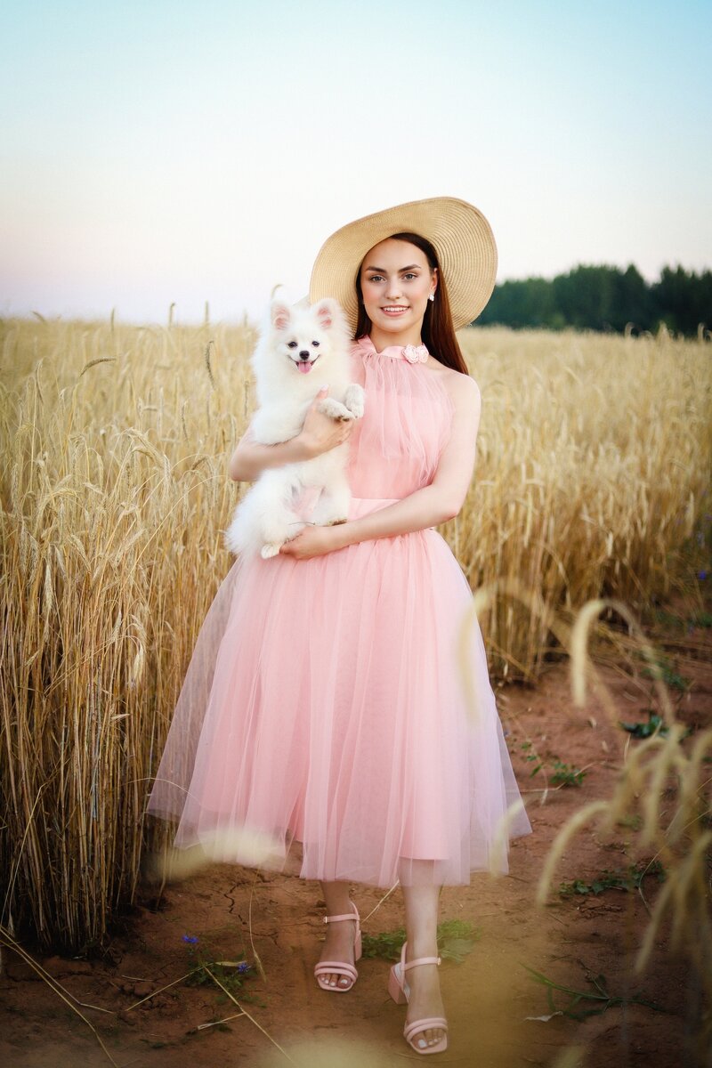 косметология с цветами. красота в деталях фразы. лицо девушки в цветах. женщина улыбается. креативные путешествия.