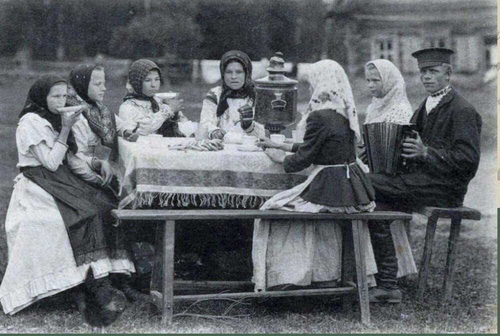 За самоваром