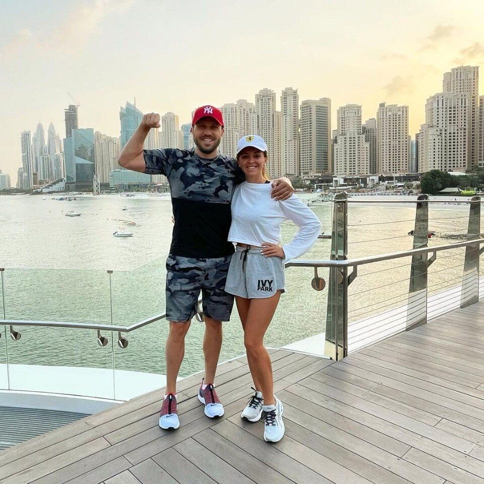 Два спортсмена бегут навстречу друг другу