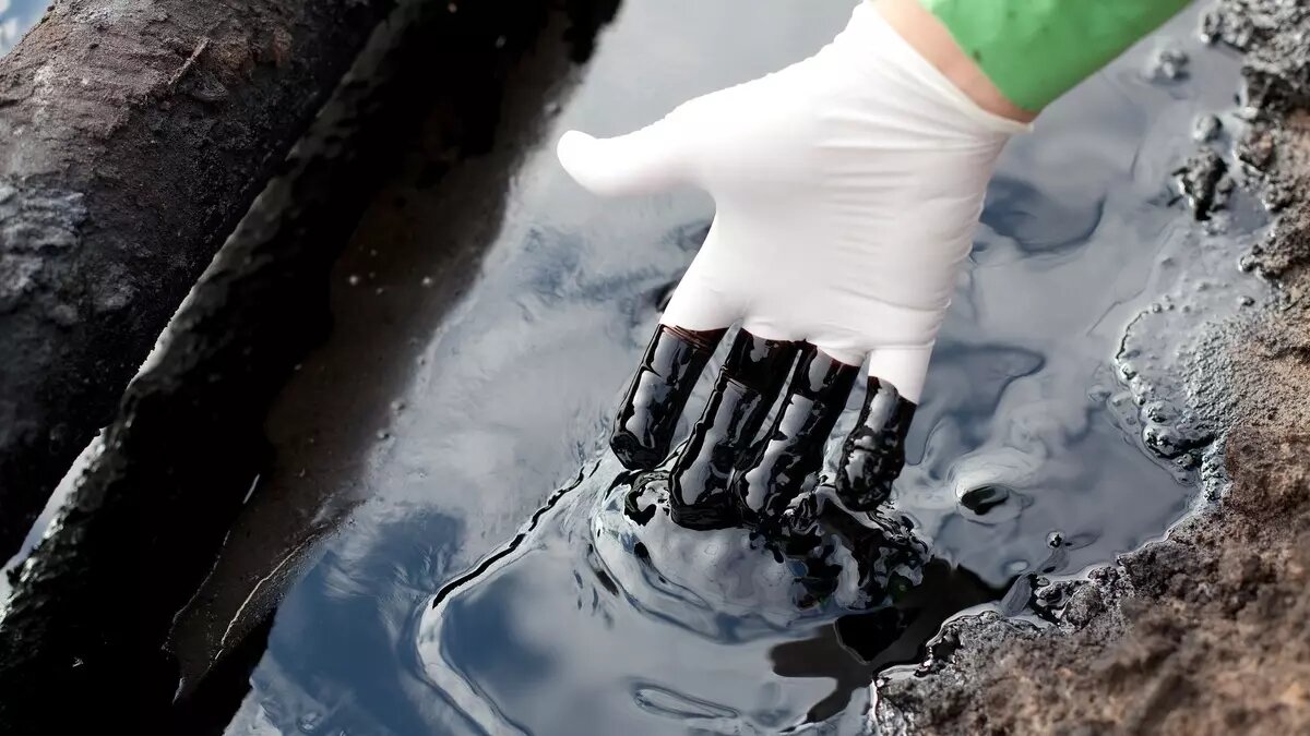     Авария на трубопроводе привела к загрязнению нефтью почти 600 квадратных метров земли в Ухтинском районе Коми