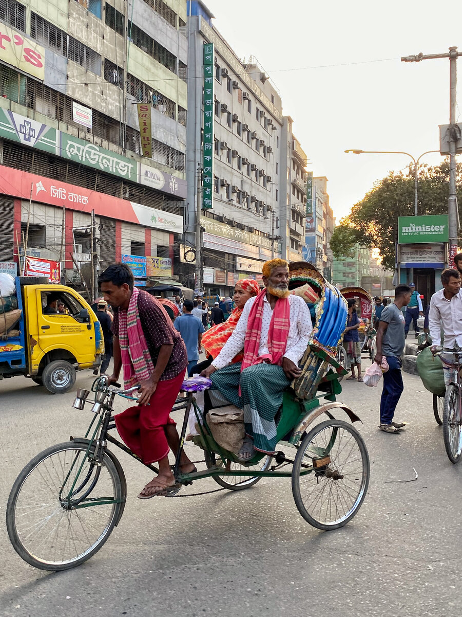 После поездки в Бангладеш большое впечатление оставил общественный транспорт Дакки — разнообразие транспортных средств, а также их печальное состояние.-2-3